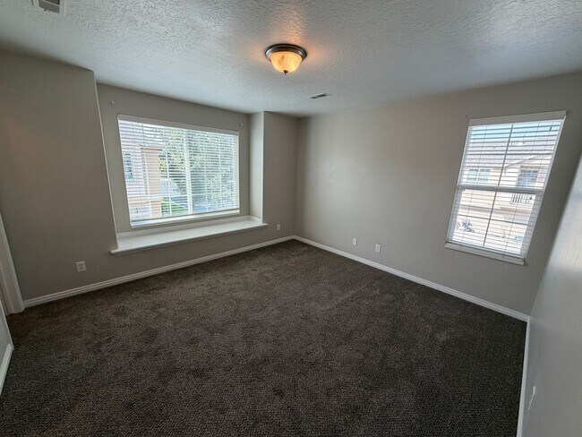 Building Photo - 977 Chelsea Ln