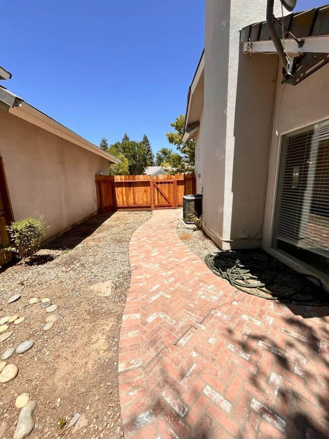 Building Photo - 1247 E Le Parc Dr