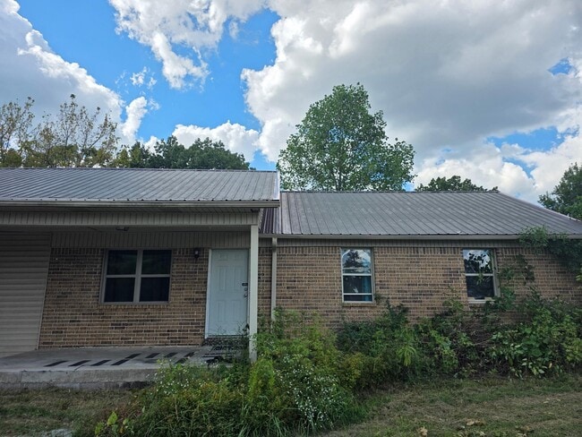 Primary Photo - 721 N James St