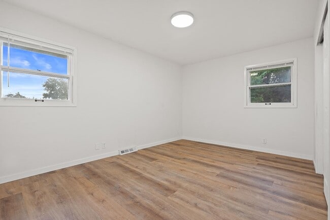 Building Photo - 2311 W Oakwood Rd