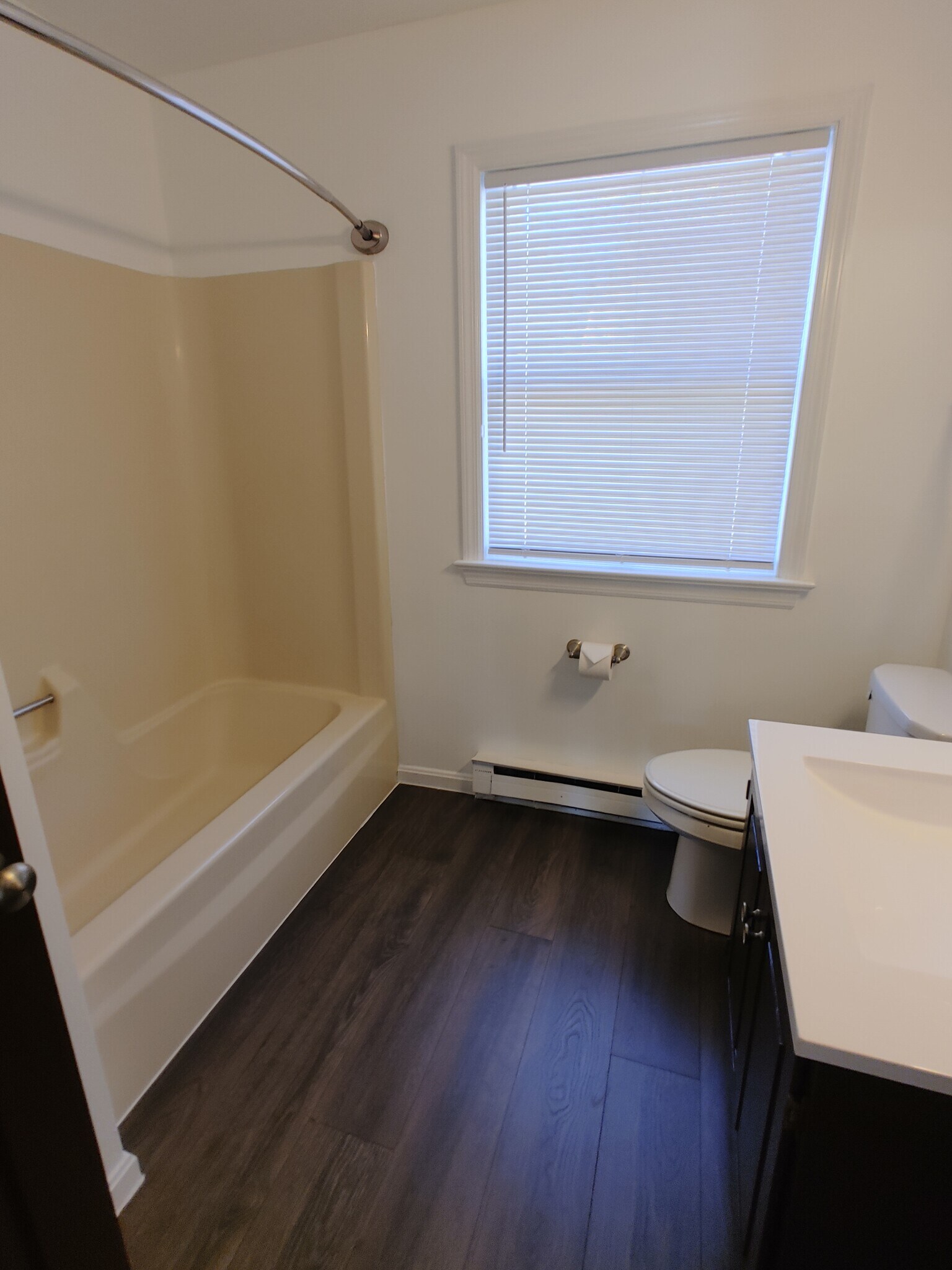 Full bath - 110 Froelich Ave
