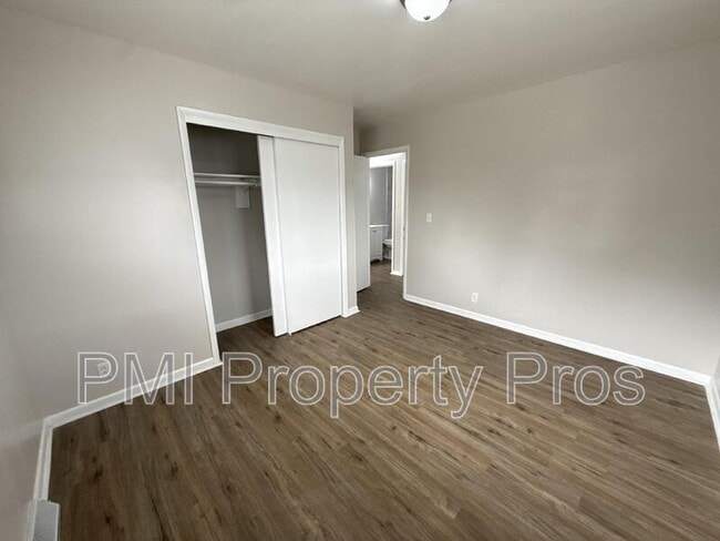 Building Photo - 7701 W Hampton Ave