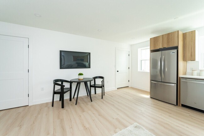 Building Photo - 7 Kenoza Ave