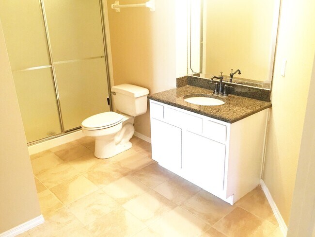 Building Photo - Beautiful 3 bedroom 2 Bath Townhome