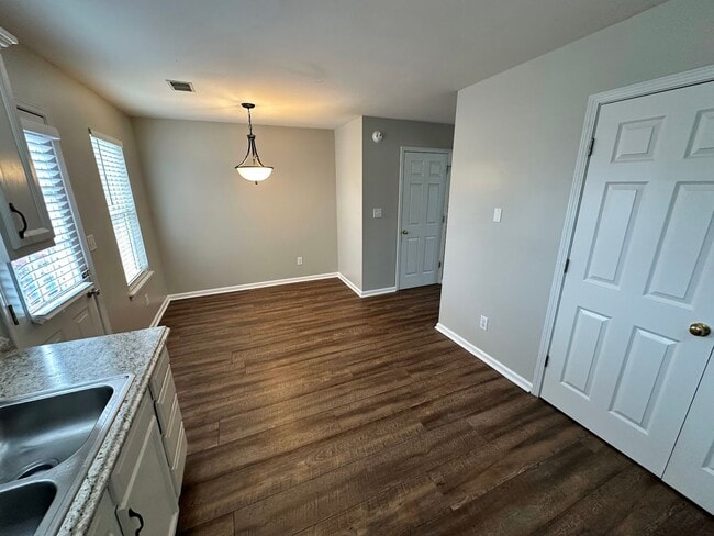 Building Photo - Lovely 2-Bedroom, 1.5-Bath Townhome in a Desirable Hamburg Location!