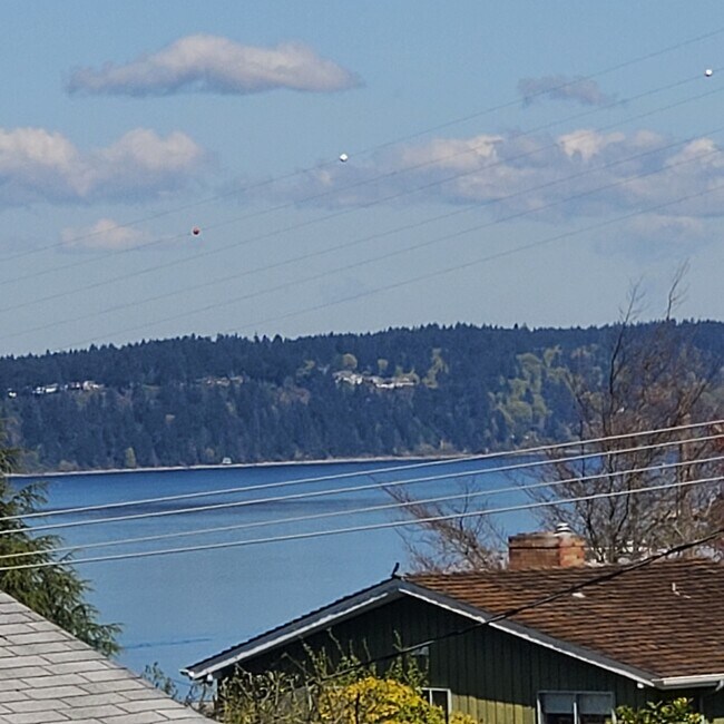 Building Photo - 1870 N Skyline Dr