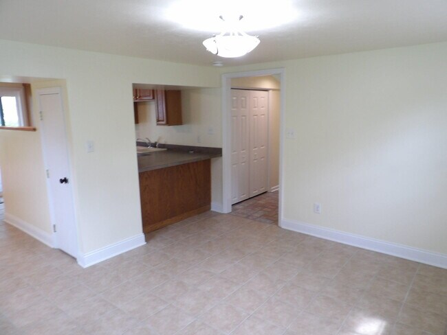 Building Photo - 102 Cedar Dr