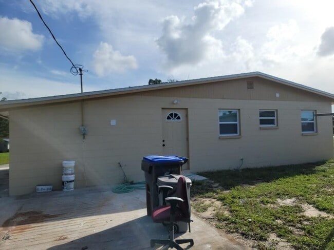 Building Photo - 1700 Chaucer Rd