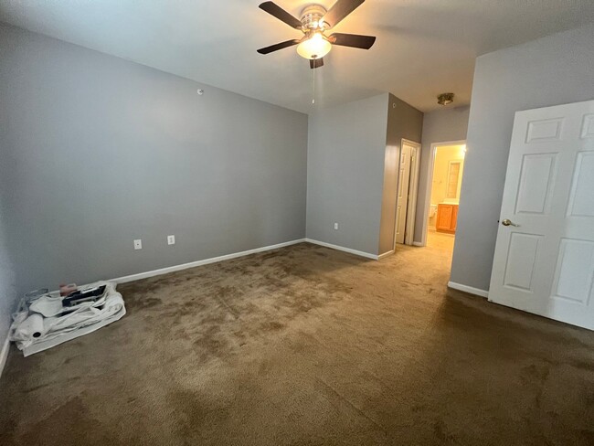 Building Photo - Lovely 3 BR/2 BA Condo in Capitol Heights!