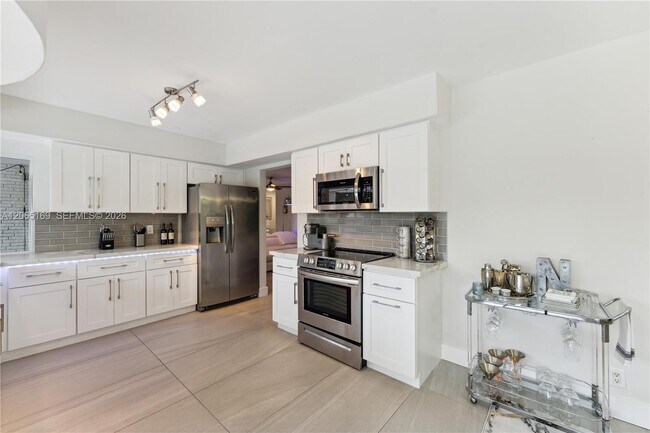 Building Photo - 1424 NE 53rd Ct