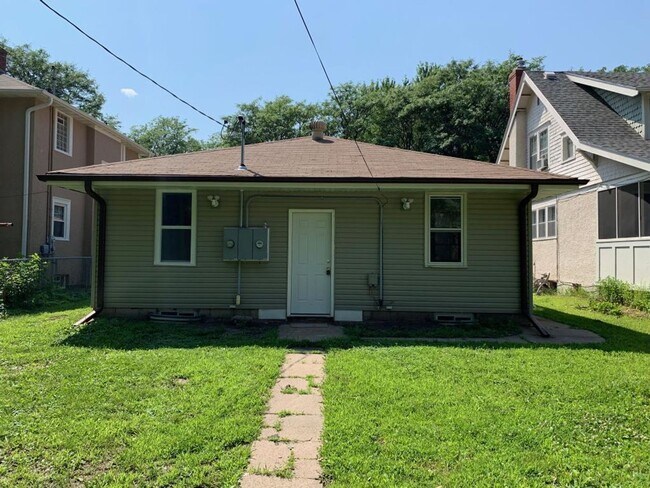 Building Photo - Large 1 bedroom side by side w/ LOTS Of UP...