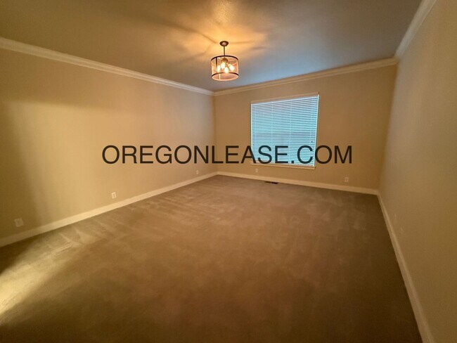 Building Photo - 4 bedroom 2 bath 1650 sqft Springfield home