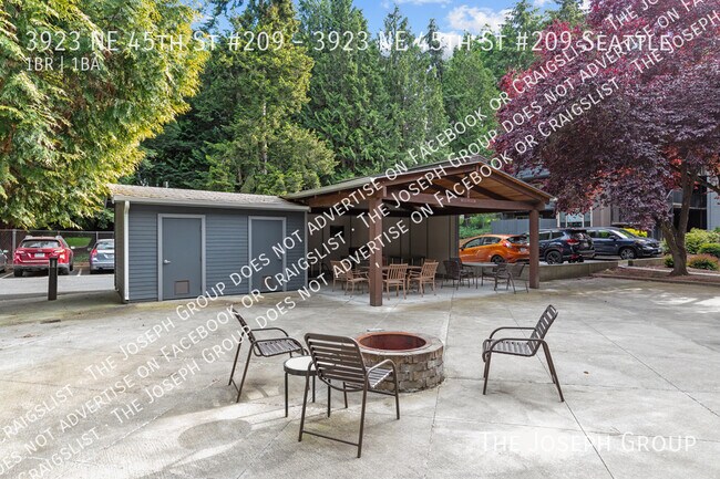 Building Photo - 3923 NE 45th St