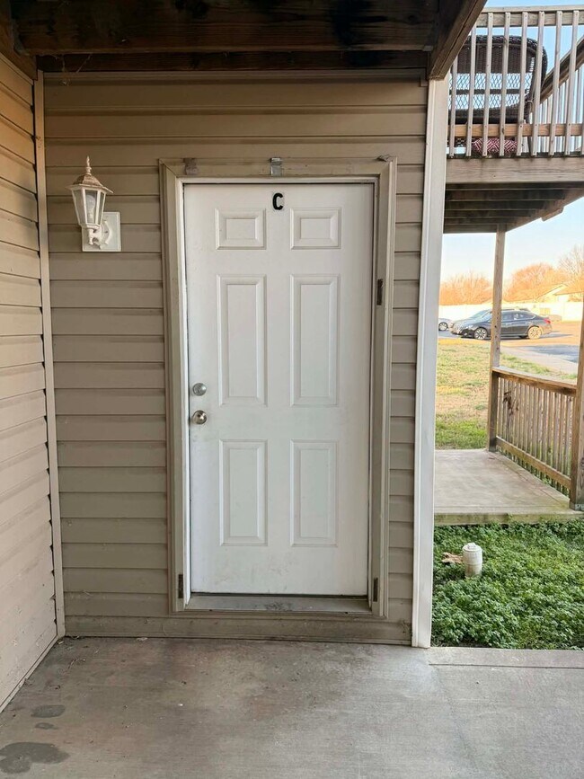 Building Photo - 2 Bedroom 1 Bathroom Ground floor unit close to MSSU! DOWNSTAIRS UNIT!!!