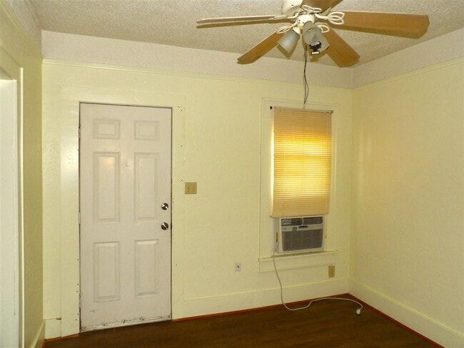 Building Photo - 302 SW Park Ave