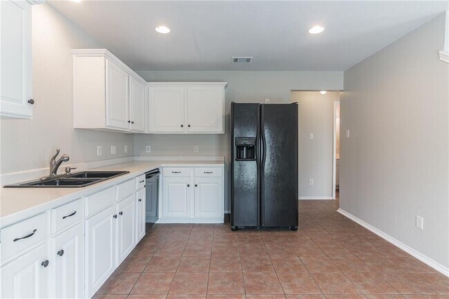 Building Photo - 1908 Candlelight Dr