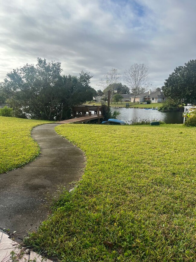 Building Photo - Lakefront house 3/2 with garage and fireplace