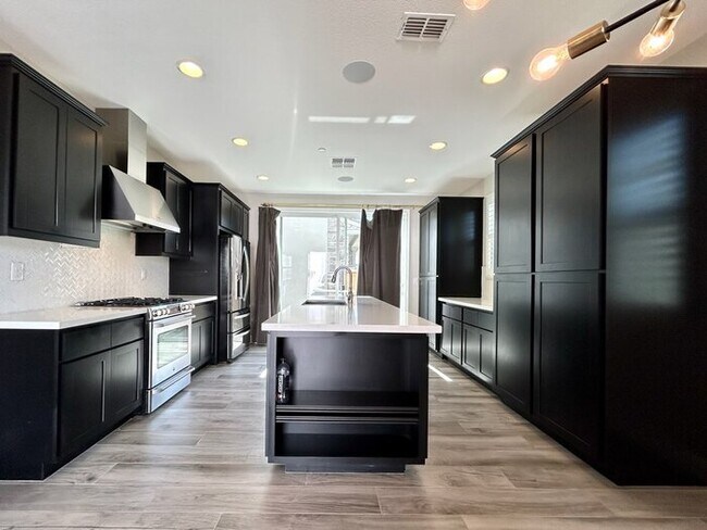 Building Photo - Beautiful Modern 3 Bedroom With Solar! - Apply Today!