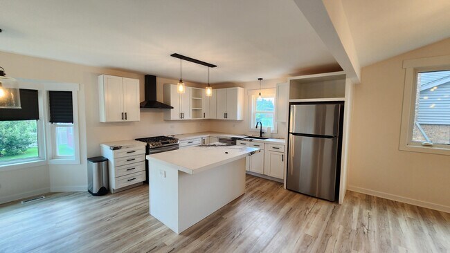 Building Photo - 7749 Lyman Ave