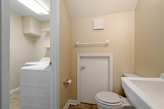 Building Photo - 1557 Live Oak Dr