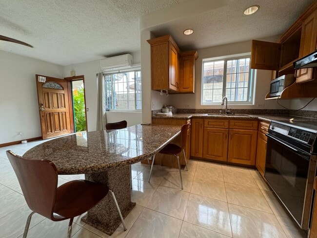Building Photo - Salt Lake Area 2 bed 1 bath 1 parking Residential Neighborhood