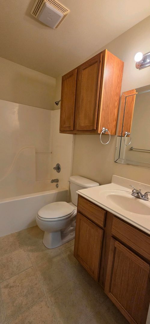 Building Photo - Available Now! Spacious 2 Bedroom 2 Bath Duplex in Longview!