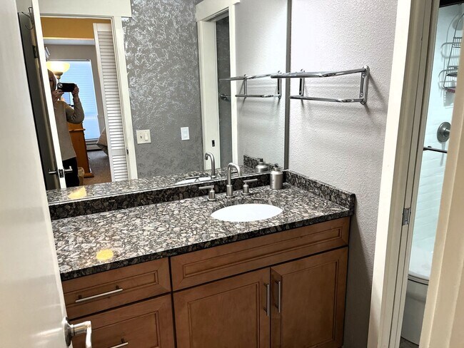 Building Photo - Winter Seasonal Rental- Lake Cliffe 201B