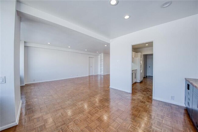 Building Photo - 320 Fort Duquesne Blvd