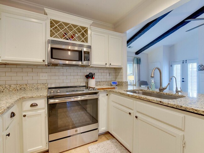 Building Photo - A picture perfect cottage home ready for you with community pool!