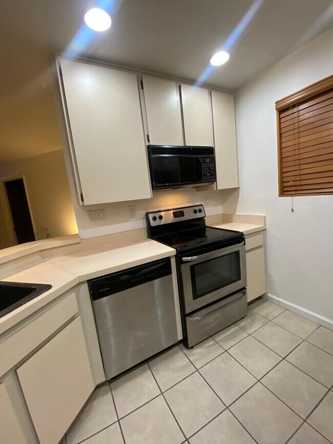 Building Photo - 9785 Mesa Springs Way