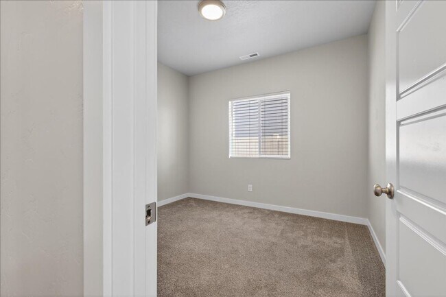 Building Photo - Luxury & Convenience: Newer 4 Bedroom, 2.5 Bath N. Meridian Home