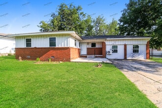 Building Photo - 1020 Harold Dr