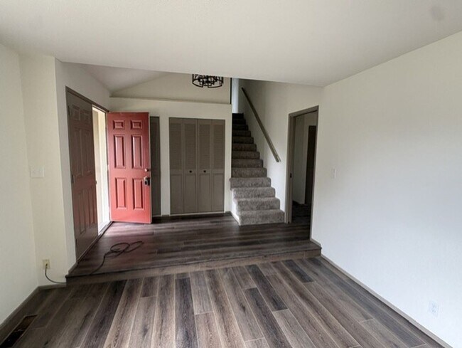 Building Photo - Newly remodeled Thurston  Home