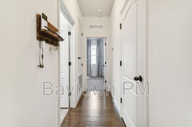 Building Photo - 10530 Medford Lakes Dr