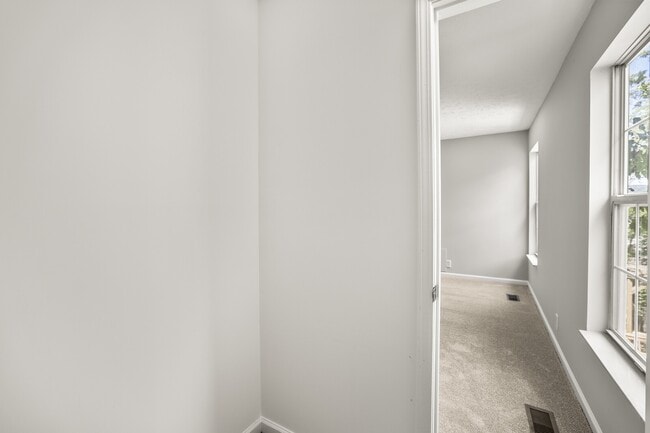 Building Photo - 3127 Creekview Ln