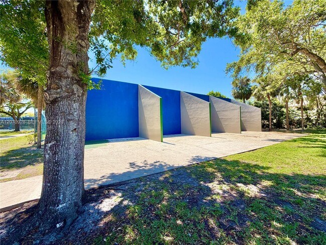 Building Photo - 3095 N Oakland Forest Dr