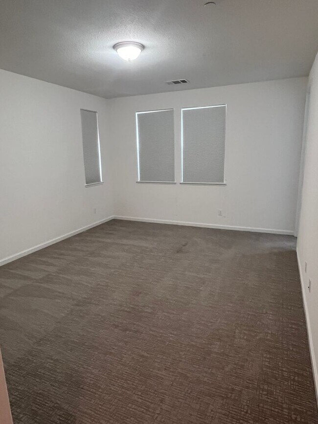 Building Photo - BEAUTIFUL HOME IN ROSEVILLE IN THE GATED COMMUNITY OF STONE POINT!!