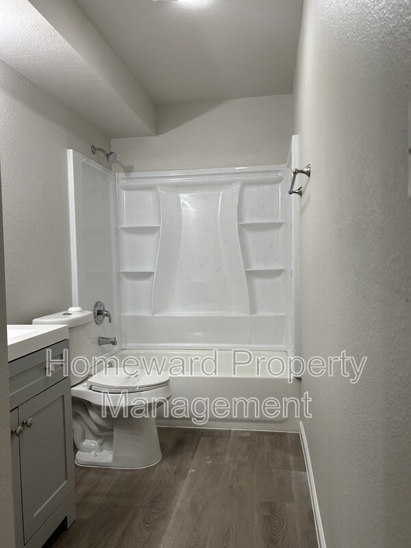 Building Photo - 407 N Justin Ave