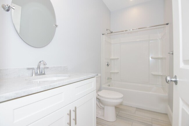 Building Photo - Central Location, In Unit Laundry, Central Heat/AC, Large Unit, Eat-in Kitchen, Parking for Rent