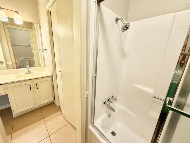 Building Photo - 3-bed/2-bath near Paluxy/Grande!