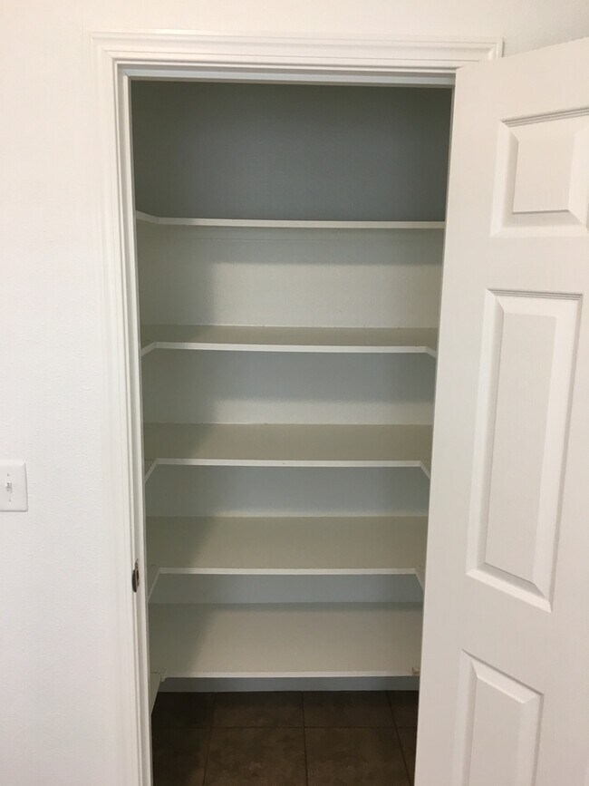 Building Photo - *Move in Special*