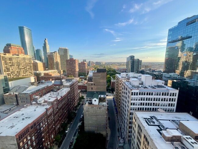 Building Photo - 600 S Dearborn St