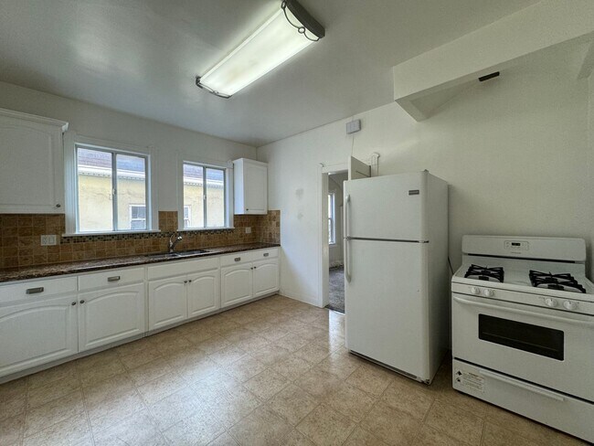 Building Photo - Welcome to Your New Home: Stunning Apartments in Orange St.