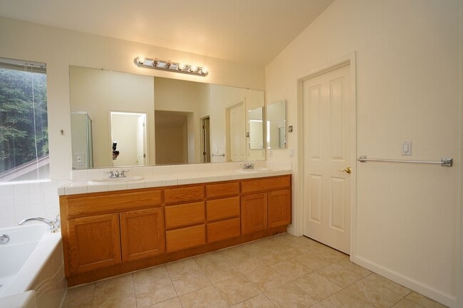 Building Photo - Spacious Home in Excellent Location!