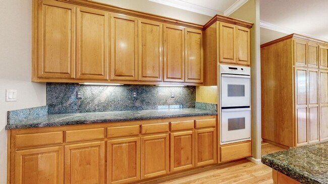 Building Photo - Gorgeous Home with private yards, large de...