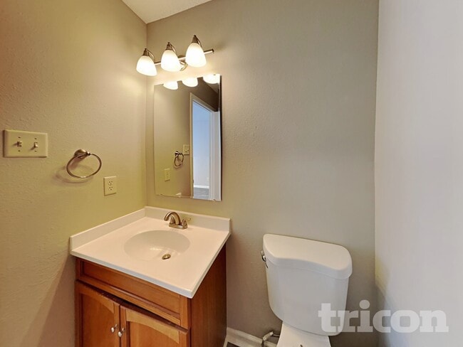 Building Photo - 940 Ravine Dr