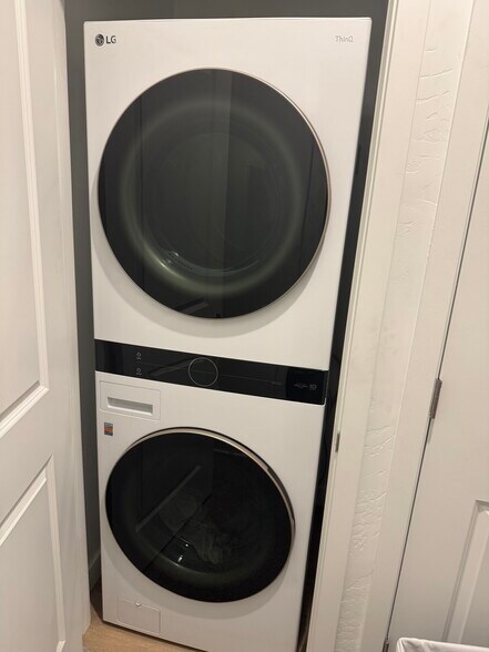 Brand NEW LG ThinQ Washer/Dryer - 8355 S Sky Mirror Ln