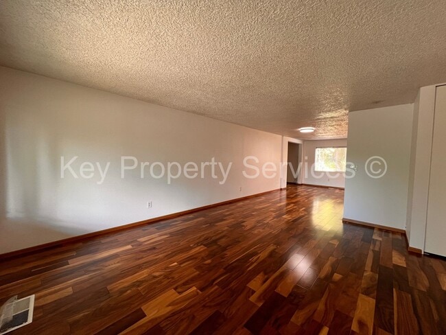 Building Photo - Beautifully Remodeled Gresham Ranch