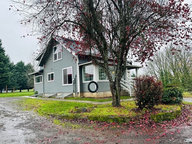 Building Photo - Charming Vintage Farm House
