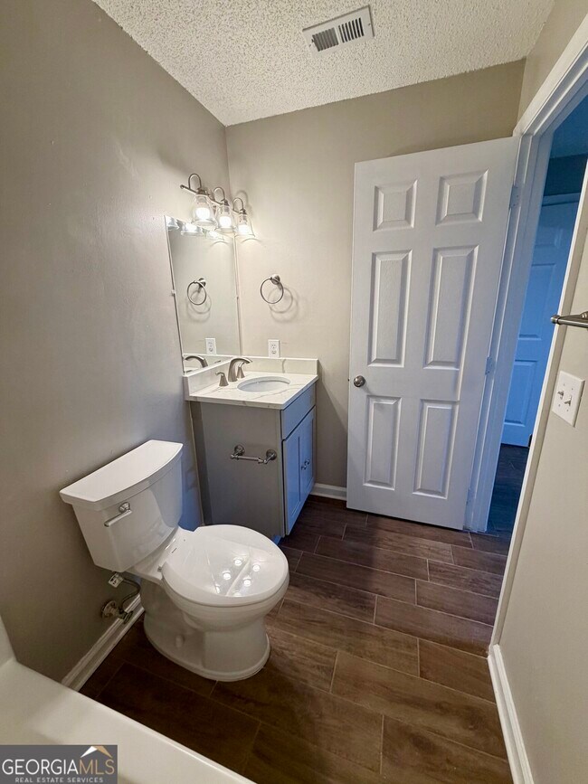 Building Photo - 438 Admiral's Walk Dr